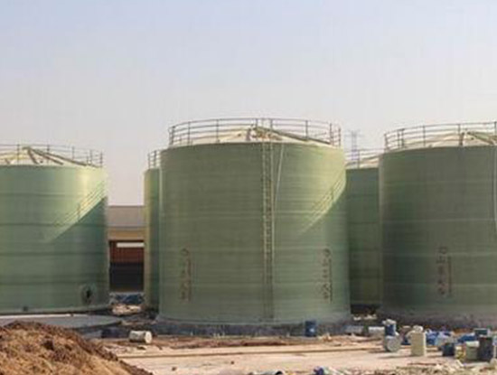 玻璃鋼儲罐施工現(xiàn)場